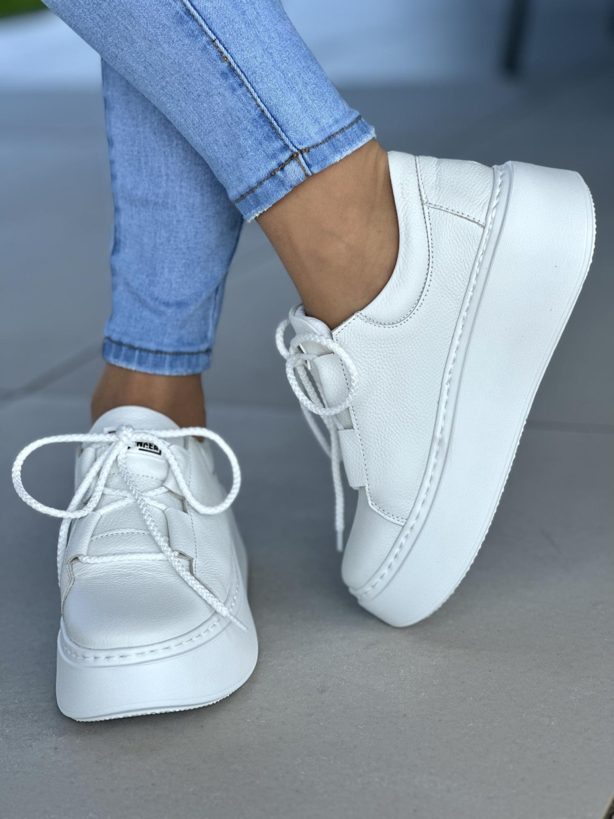 Biale-trampki-damskie-skorzane-OLEKSY-polskiej-produkcji-na-grubej-podeszwie