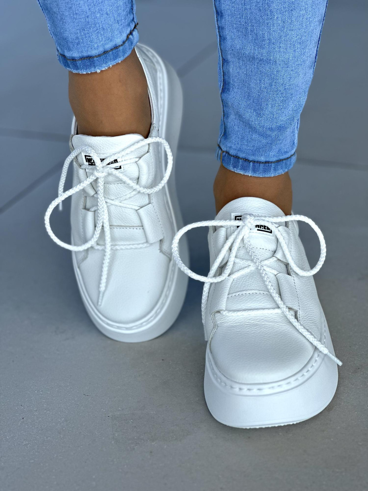 Biale-trampki-damskie-skorzane-OLEKSY-polskiej-produkcji-na-grubej-podeszwie