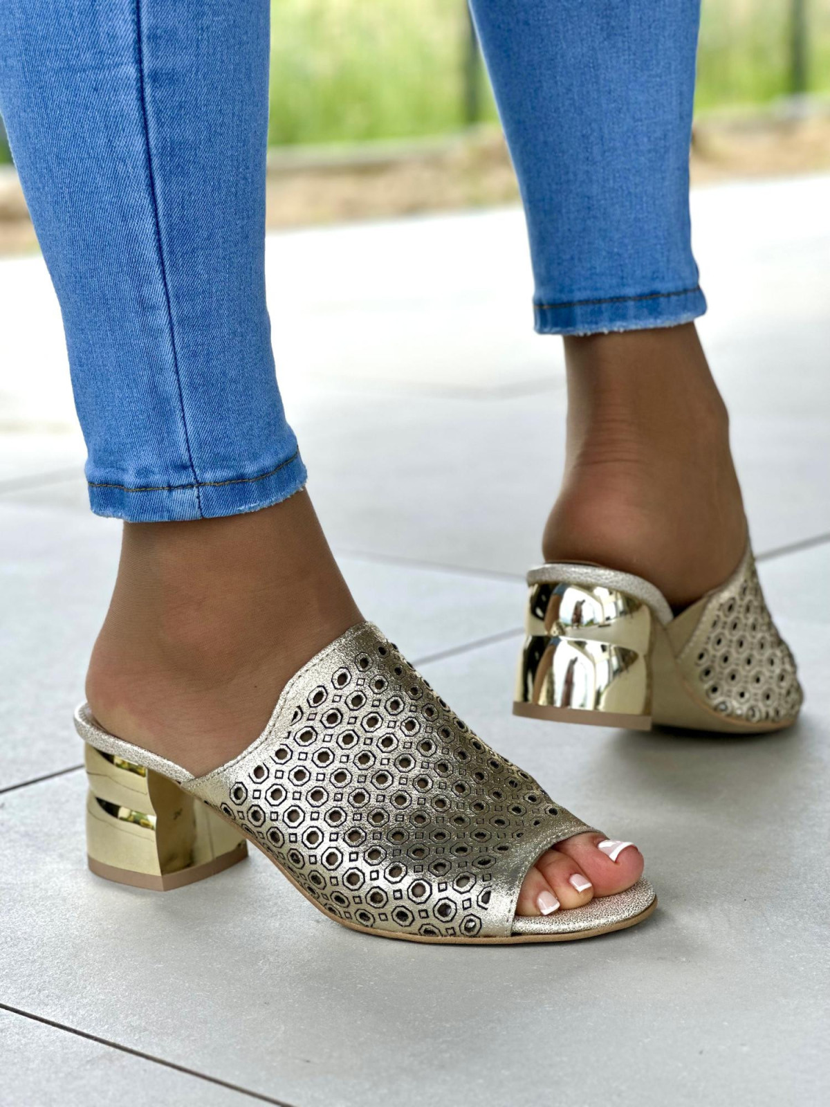 Piekne-zlote-klapki-na-wygodnym-obasie-ze-skory-naturalnej