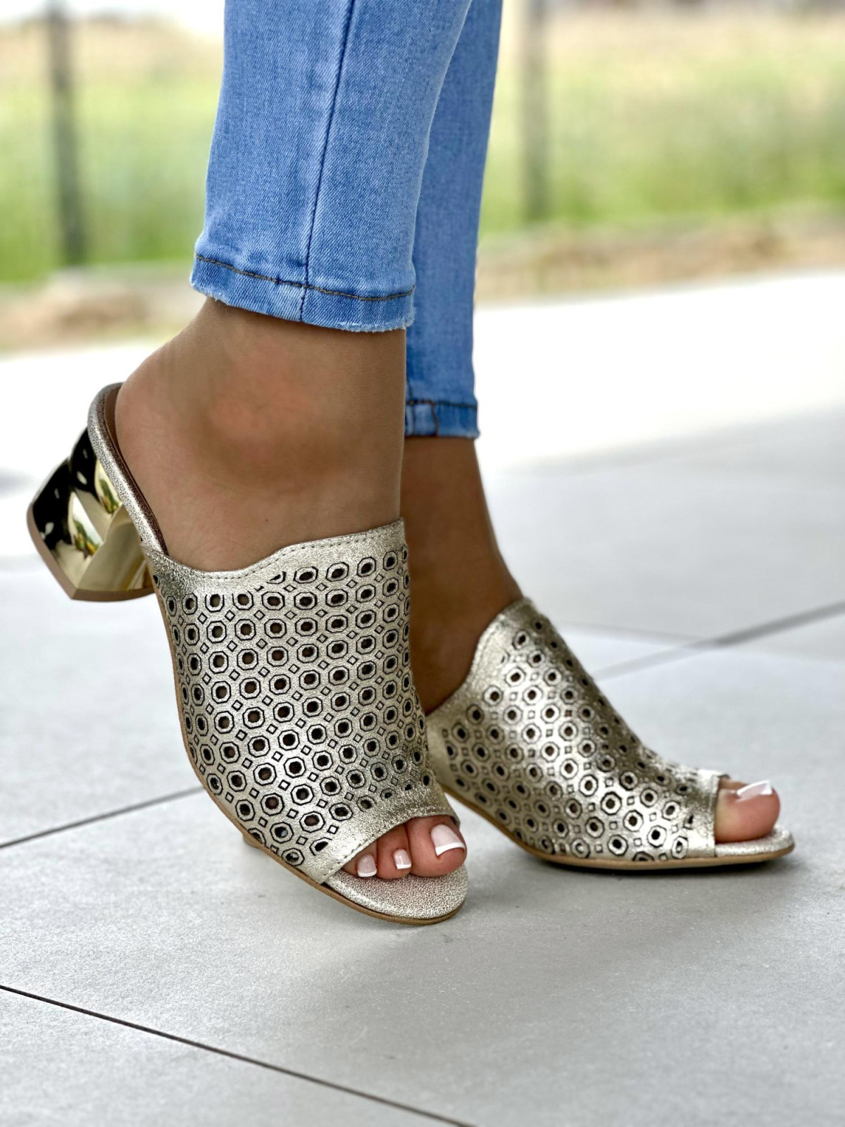 Piekne-zlote-klapki-na-wygodnym-obasie-ze-skory-naturalnej