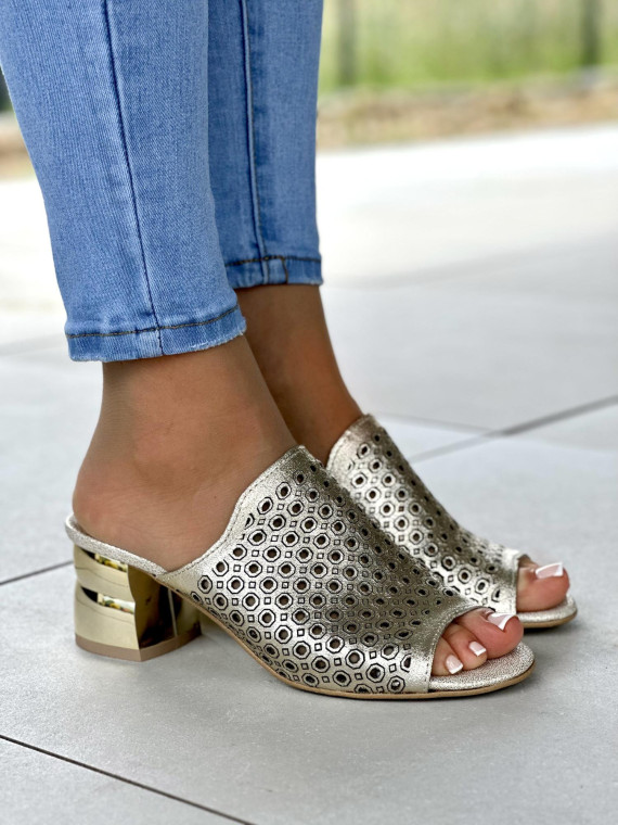 Piekne-zlote-klapki-na-wygodnym-obasie-ze-skory-naturalnej