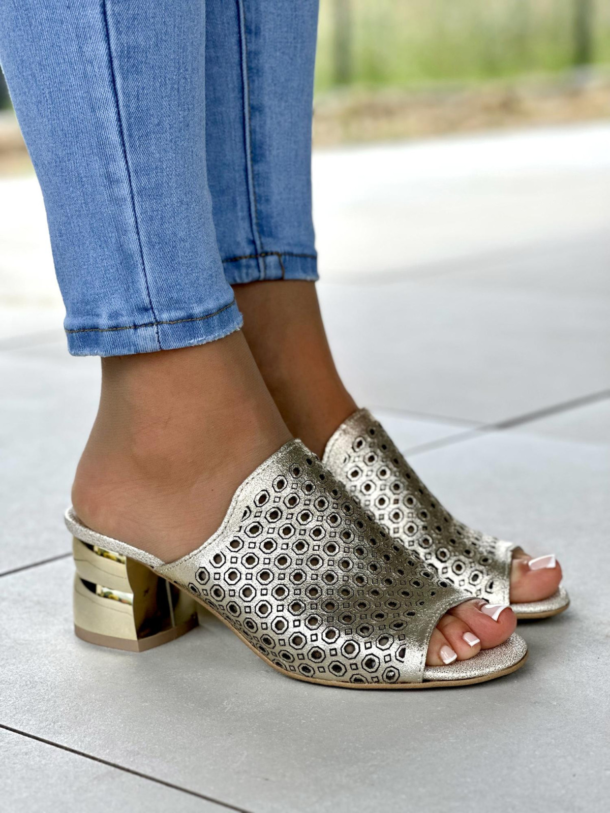 Piekne-zlote-klapki-na-wygodnym-obasie-ze-skory-naturalnej