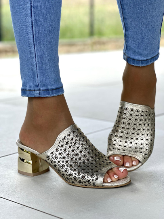 Piekne-zlote-klapki-na-wygodnym-obasie-ze-skory-naturalnej