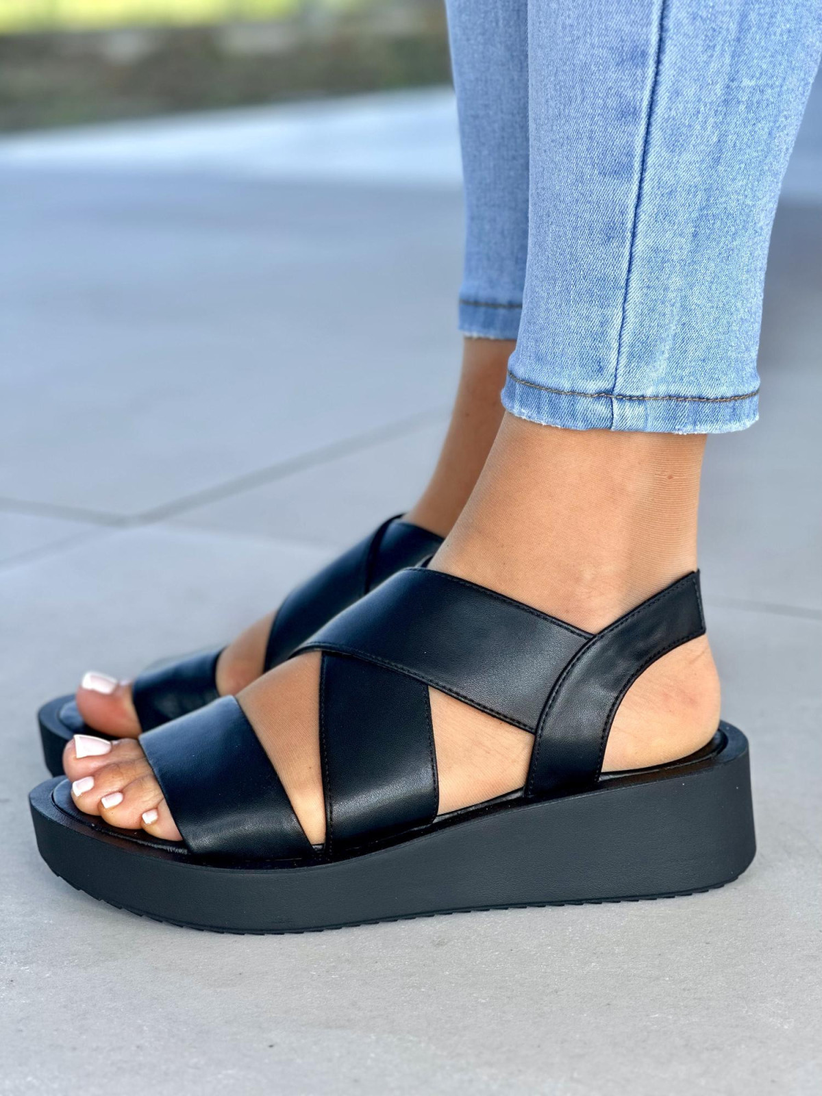 Czarne-sandaly-damskie-skorzane-OLEKSY-polskiej-produkcji-na-grubym-spodzie