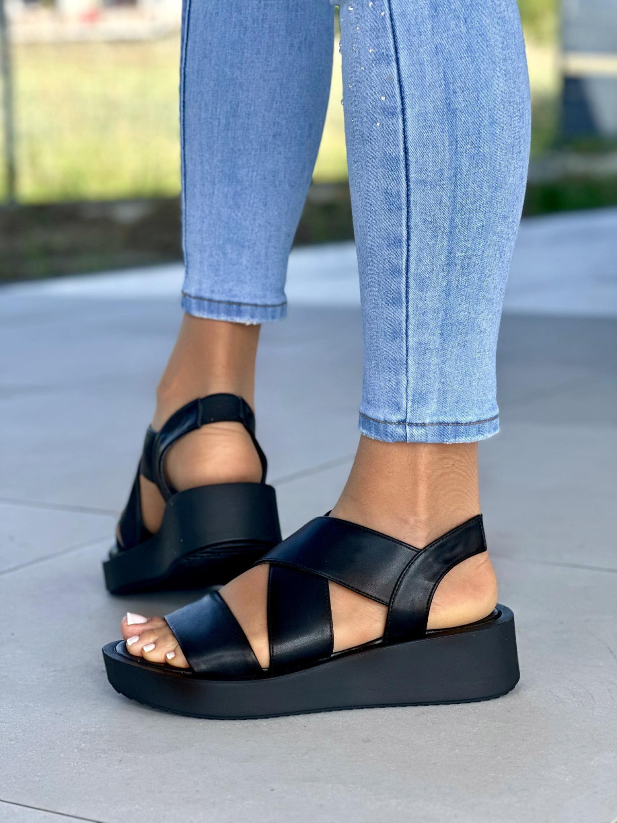 Czarne-sandaly-damskie-skorzane-OLEKSY-polskiej-produkcji-na-grubym-spodzie