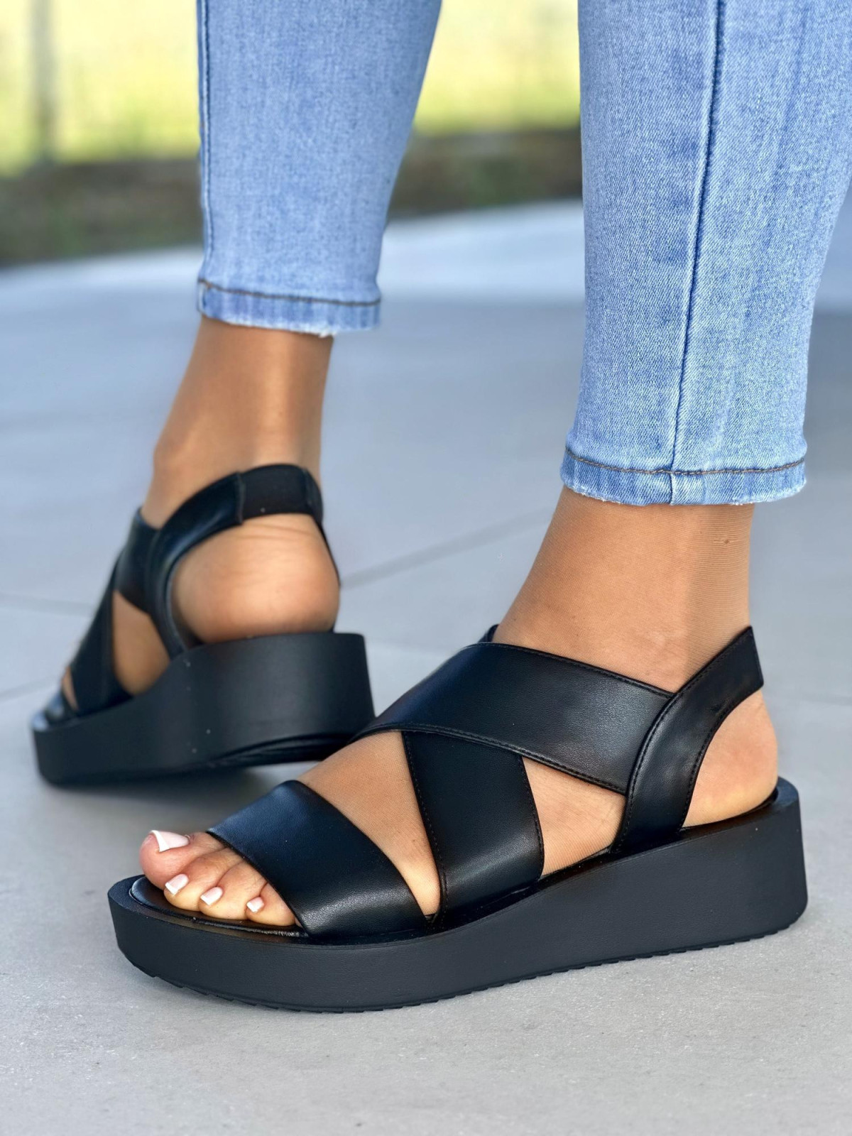 Czarne-sandaly-damskie-skorzane-OLEKSY-polskiej-produkcji-na-grubym-spodzie