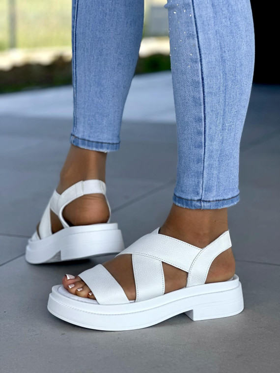 Biale-sandaly-damskie-skorzane-OLEKSY-polskiej-produkcji-na-modnej-grubej-podeszwie
