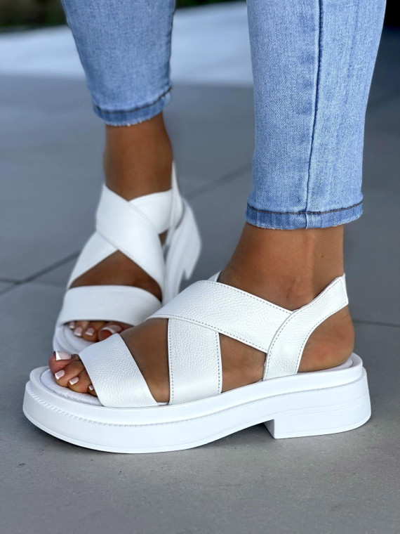 Biale-sandaly-damskie-skorzane-OLEKSY-polskiej-produkcji-na-modnej-grubej-podeszwie
