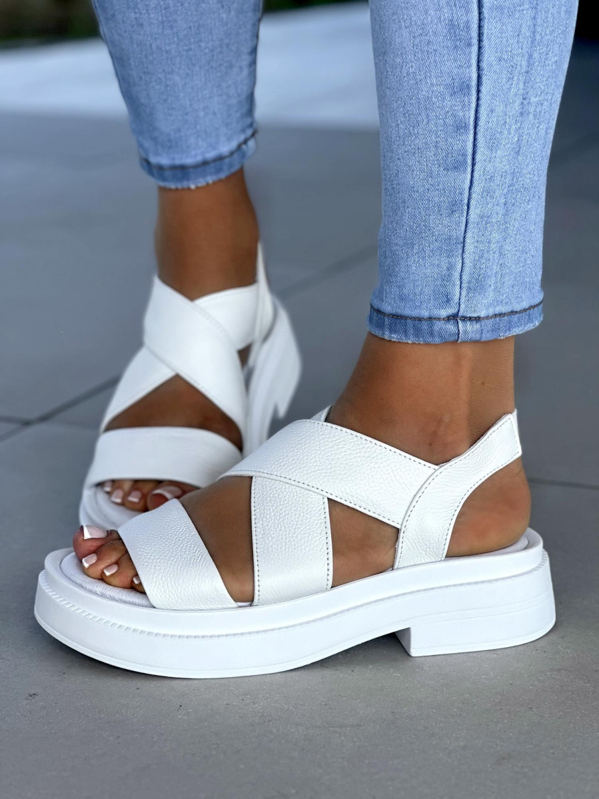 Biale-sandaly-damskie-skorzane-OLEKSY-polskiej-produkcji-na-modnej-grubej-podeszwie