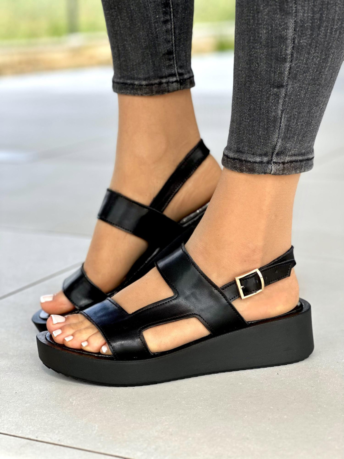 Czarne-sandaly-damskie-skorzane-OLEKSY-polskiej-produkcji-na-grubym-spodzie