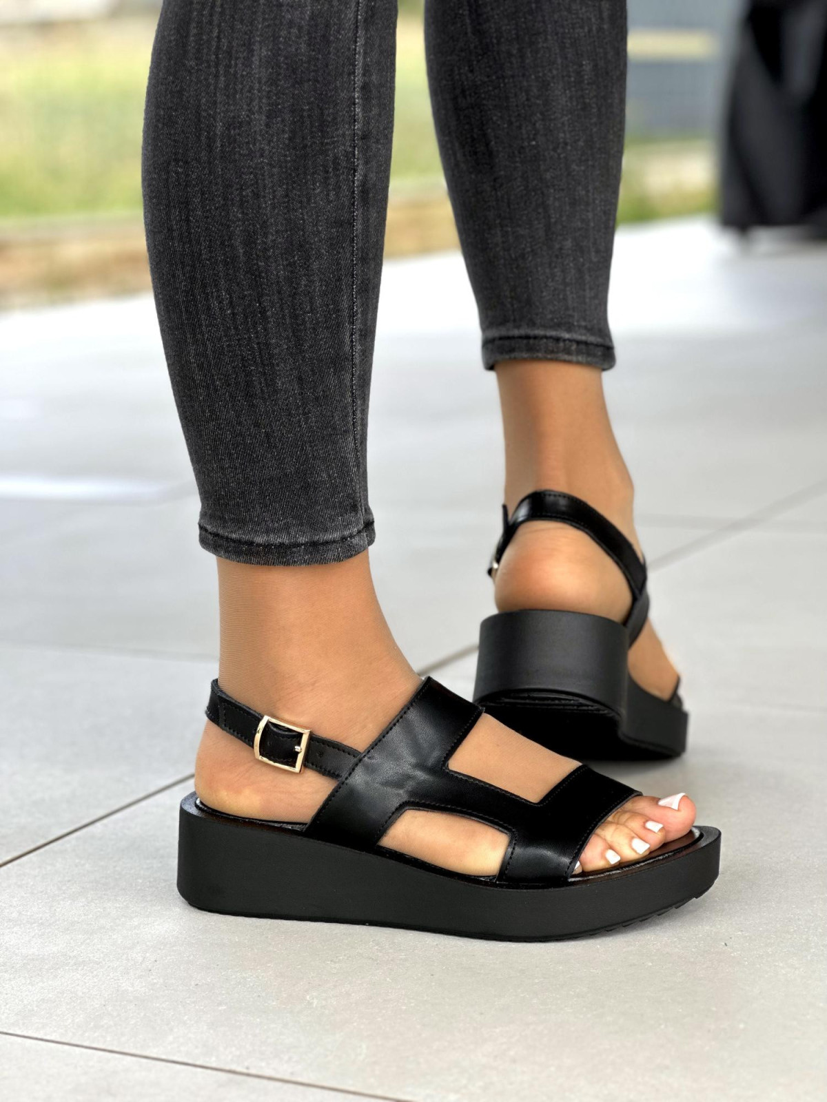 Czarne-sandaly-damskie-skorzane-OLEKSY-polskiej-produkcji-na-grubym-spodzie