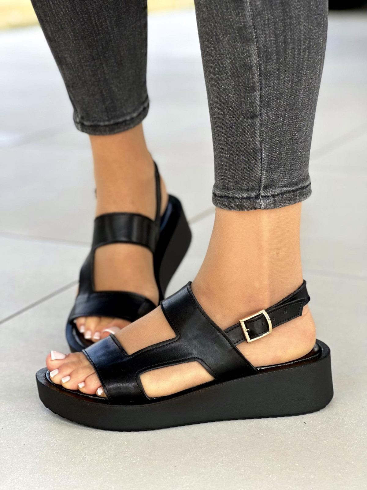 Czarne-sandaly-damskie-skorzane-OLEKSY-polskiej-produkcji-na-grubym-spodzie