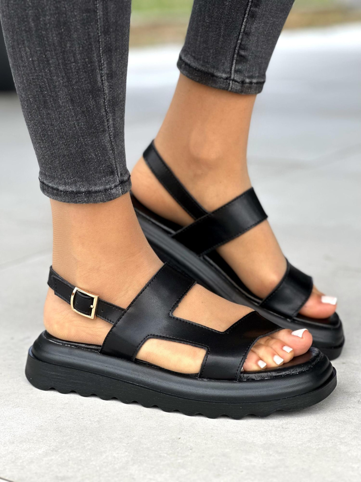 Czarne-sandaly-damskie-skorzane-OLEKSY-polskiej-produkcji-na-modnym-grubym-spodzie