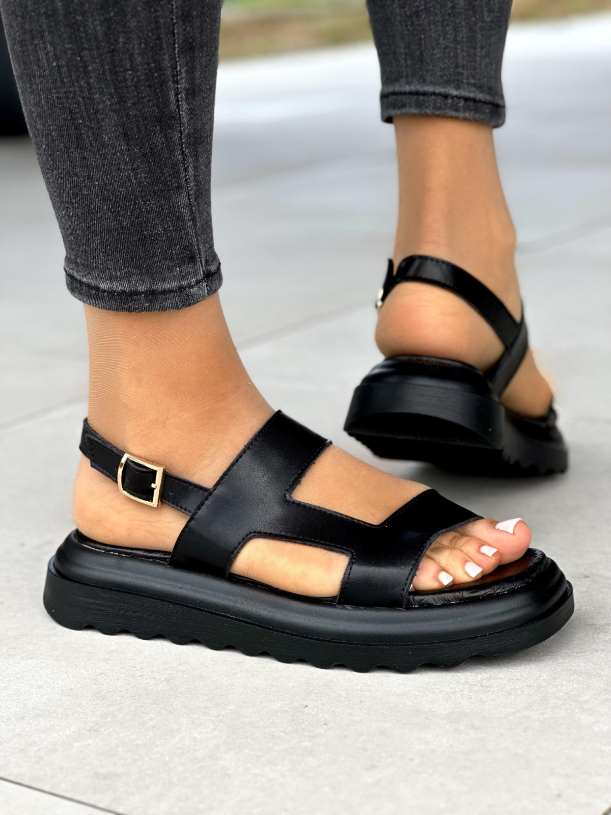 Czarne-sandaly-damskie-skorzane-OLEKSY-polskiej-produkcji-na-modnym-grubym-spodzie