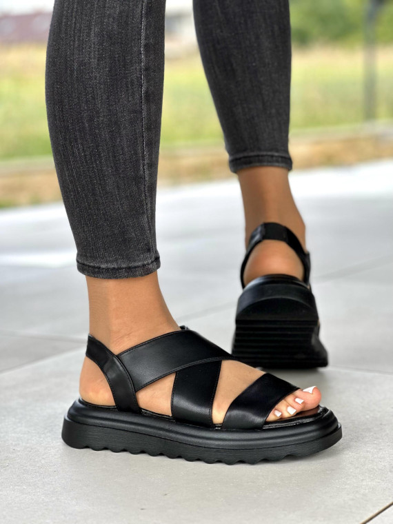 Czarne-sandaly-damskie-skorzane-OLEKSY-polskiej-produkcji-na-modnym-grubym-spodzie