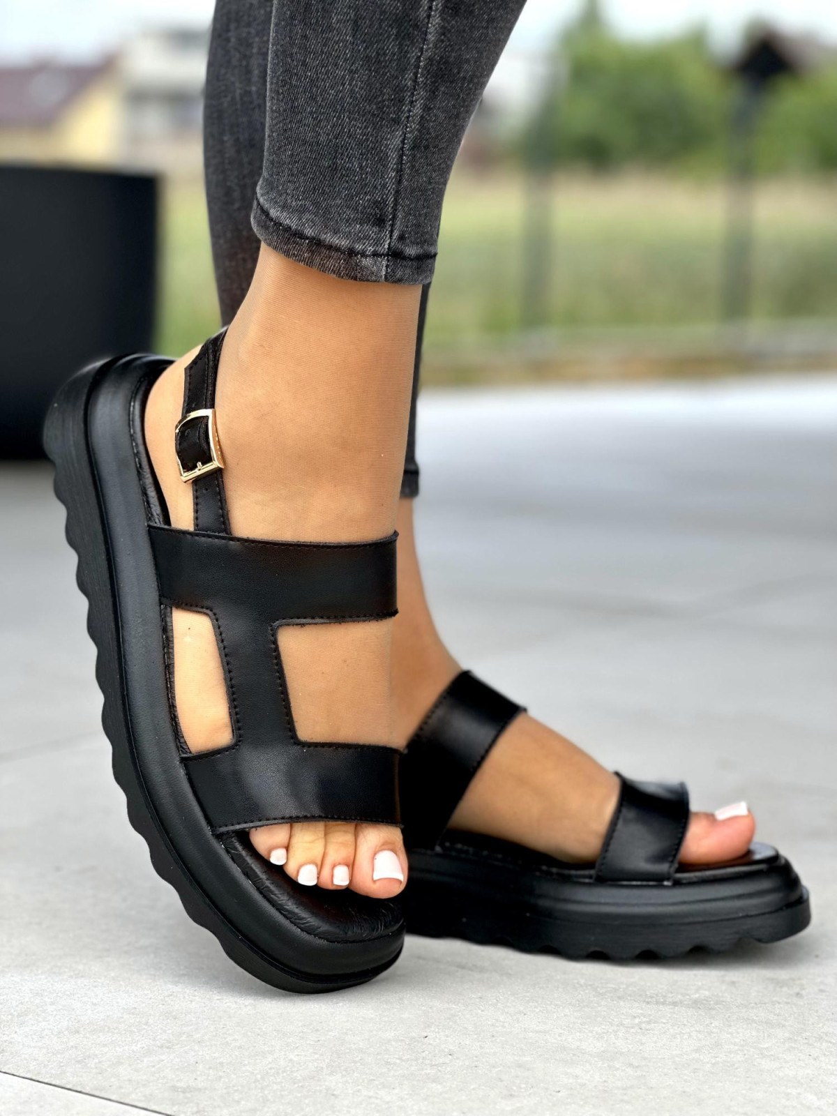Czarne-sandaly-damskie-skorzane-OLEKSY-polskiej-produkcji-na-modnym-grubym-spodzie