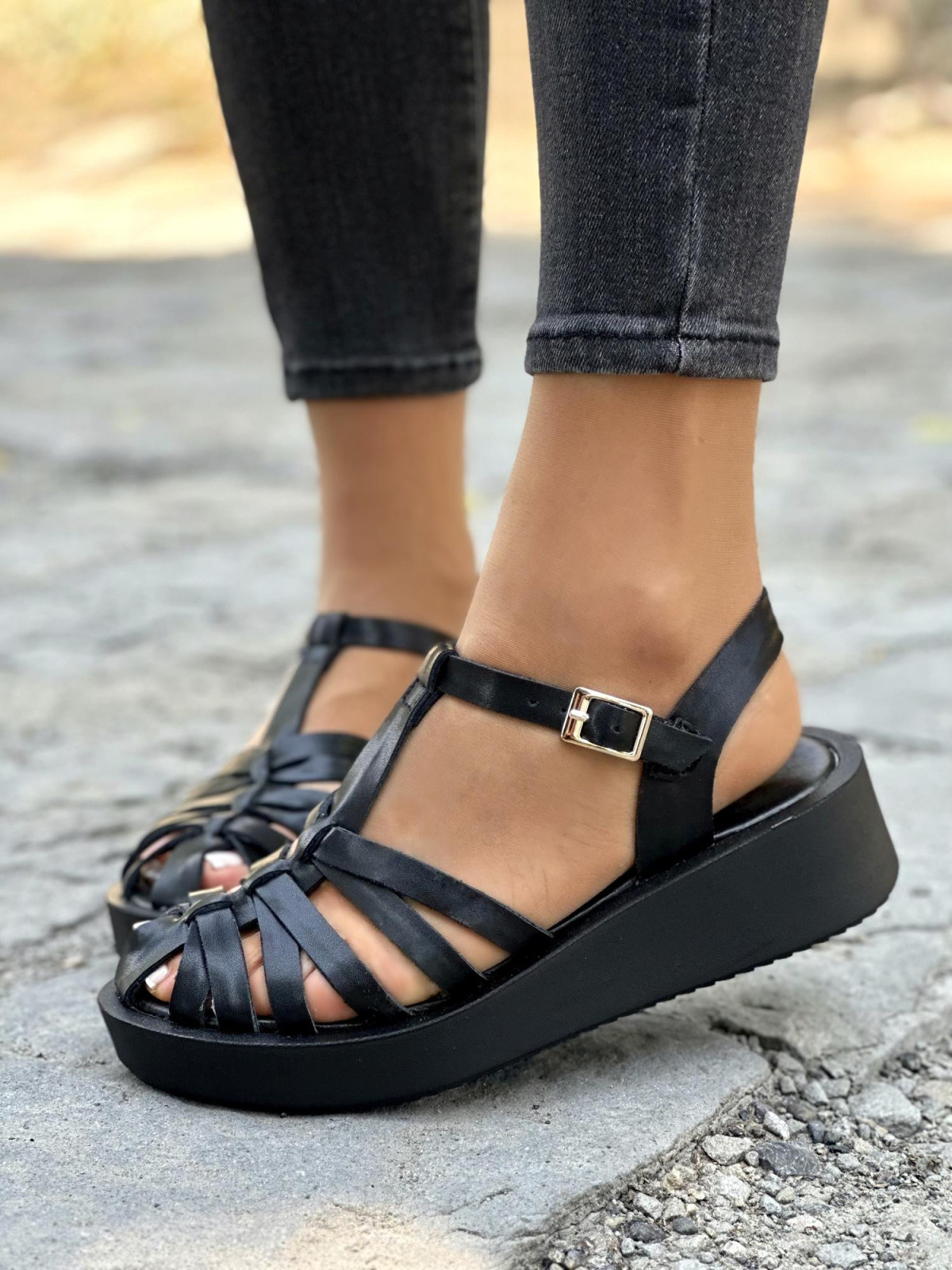 Czarne-sandaly-damskie-skorzane-OLEKSY-polskiej-produkcji-na-grubym-spodzie