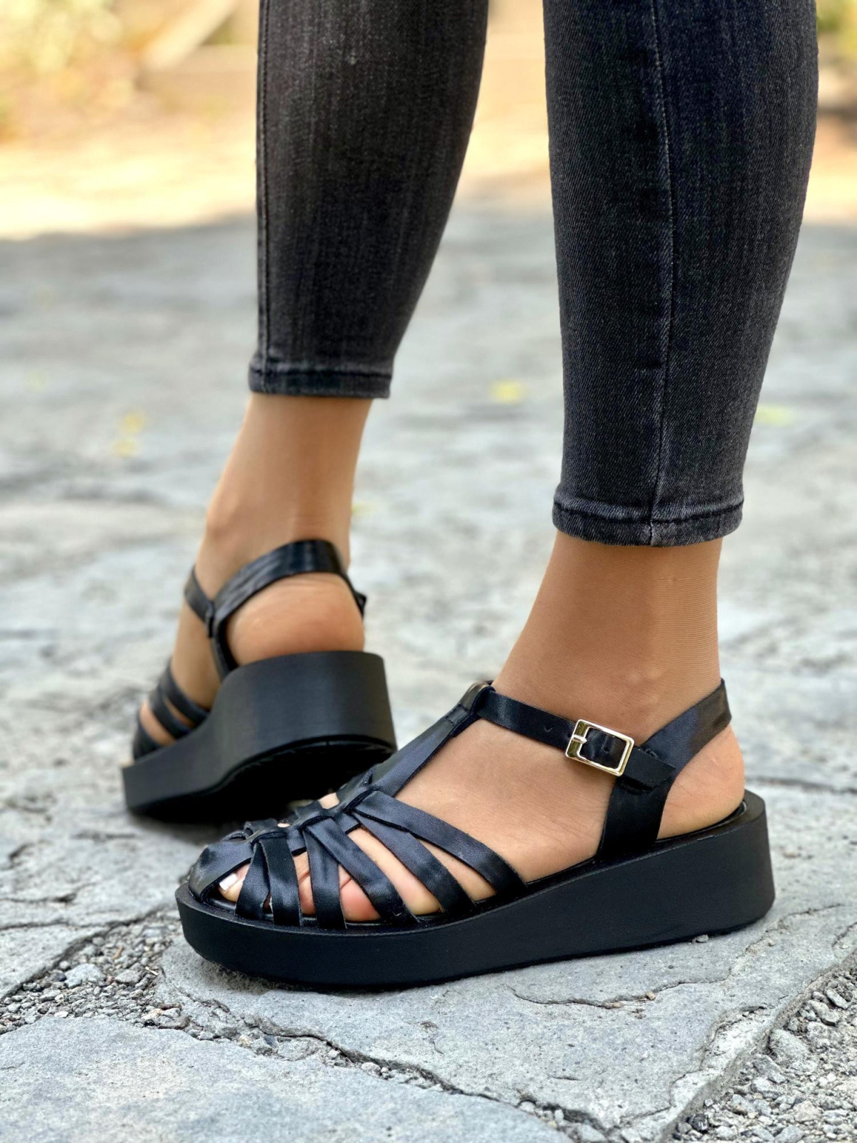 Czarne-sandaly-damskie-skorzane-OLEKSY-polskiej-produkcji-na-grubym-spodzie