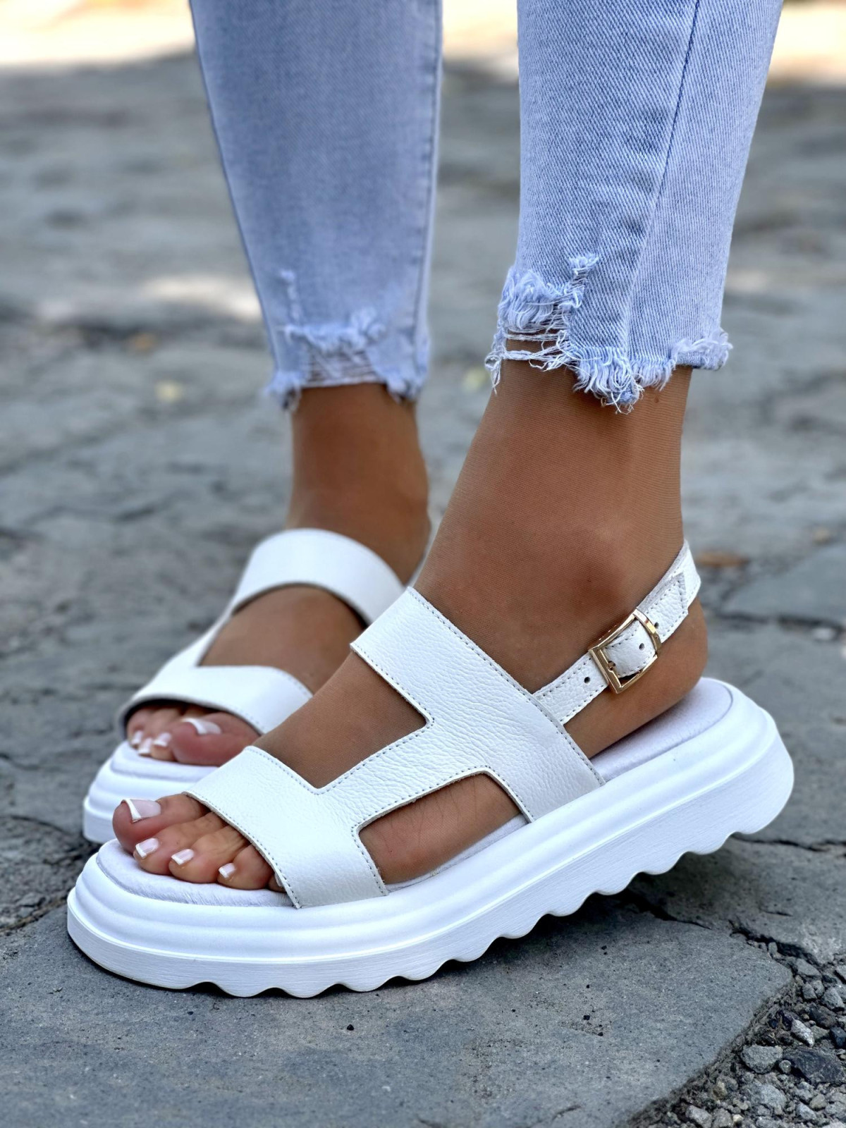 Biale-sandaly-damskie-skorzane-OLEKSY-polskiej-produkcji-na-wygodnej-grubej-podeszwie