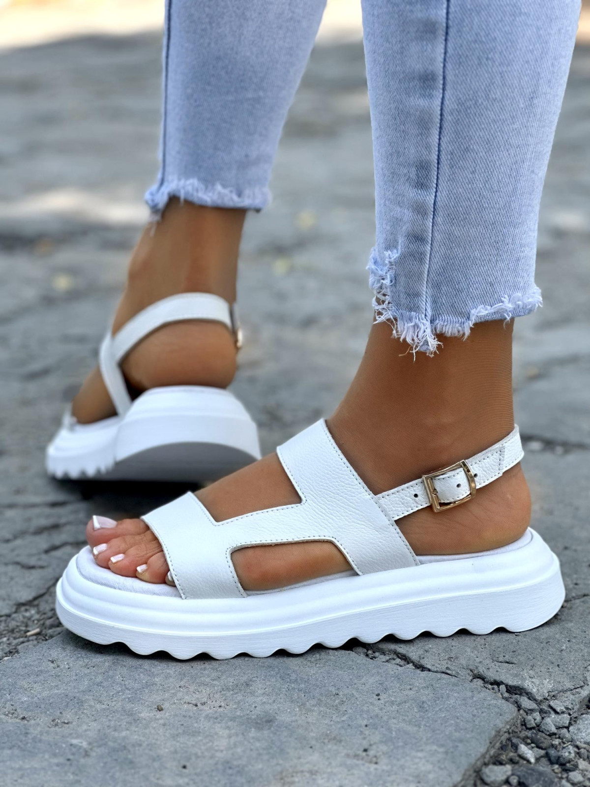 Biale-sandaly-damskie-skorzane-OLEKSY-polskiej-produkcji-na-wygodnej-grubej-podeszwie