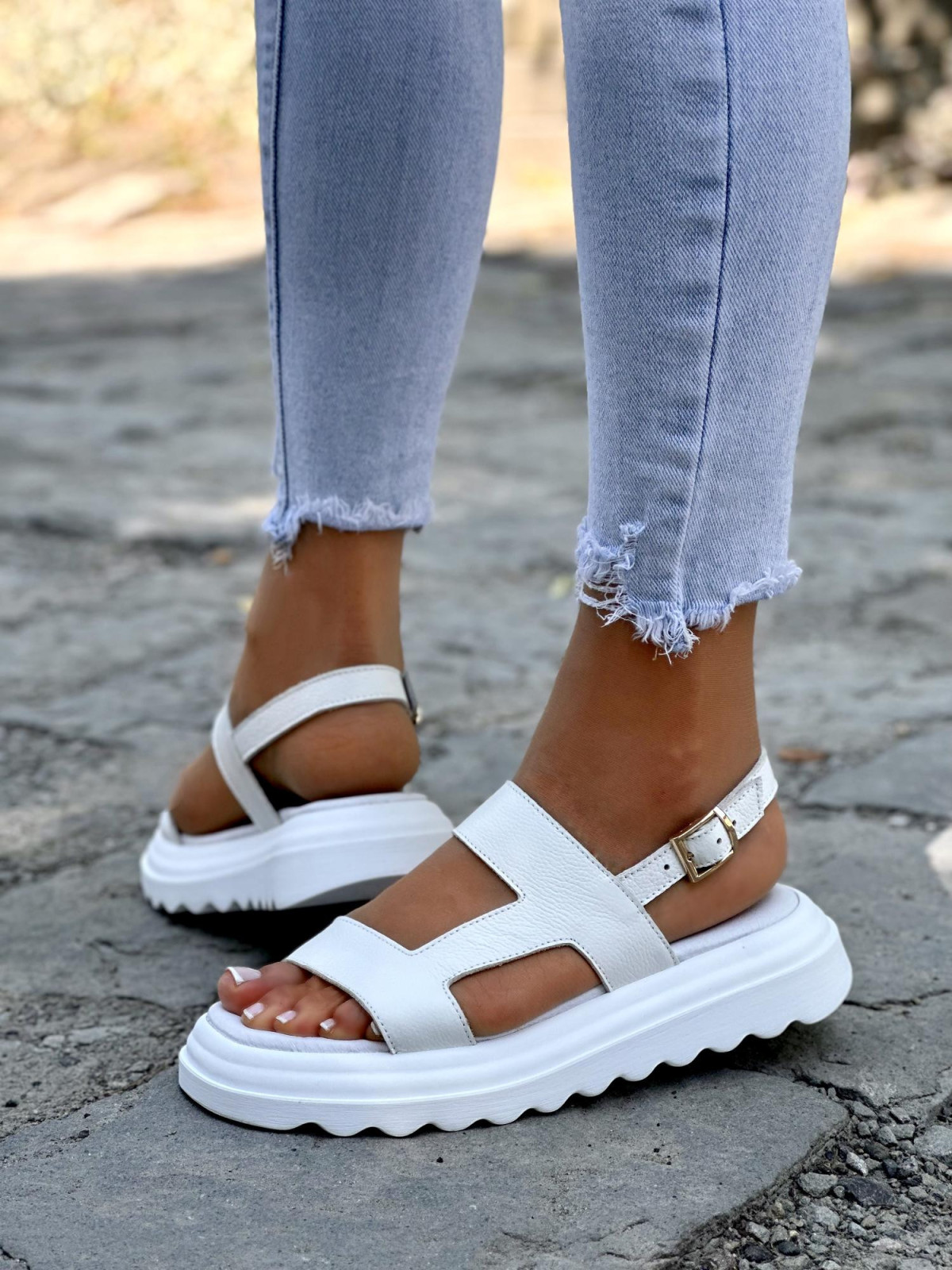 Biale-sandaly-damskie-skorzane-OLEKSY-polskiej-produkcji-na-wygodnej-grubej-podeszwie