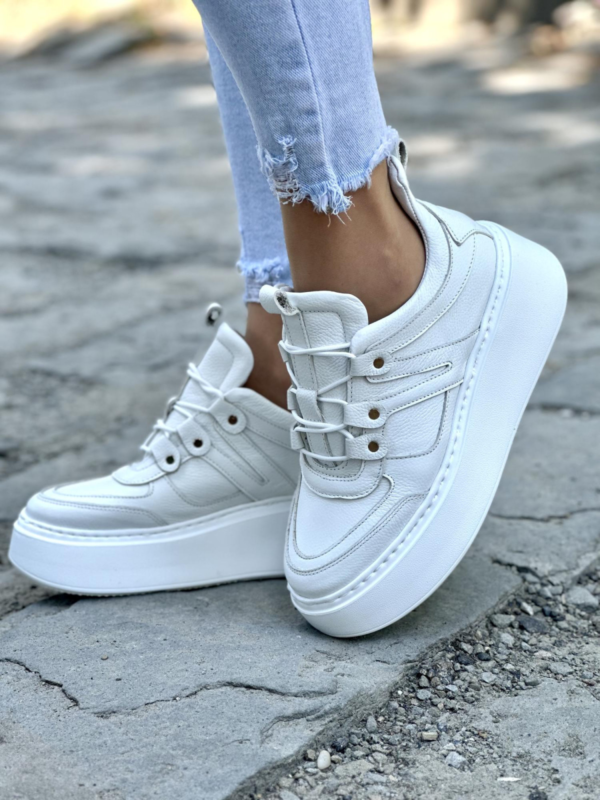 Biale-sneakersy-damskie-OLEKSY-ze-skory-naturalnej-polskiej-produkcji-na-grubej-podeszwie