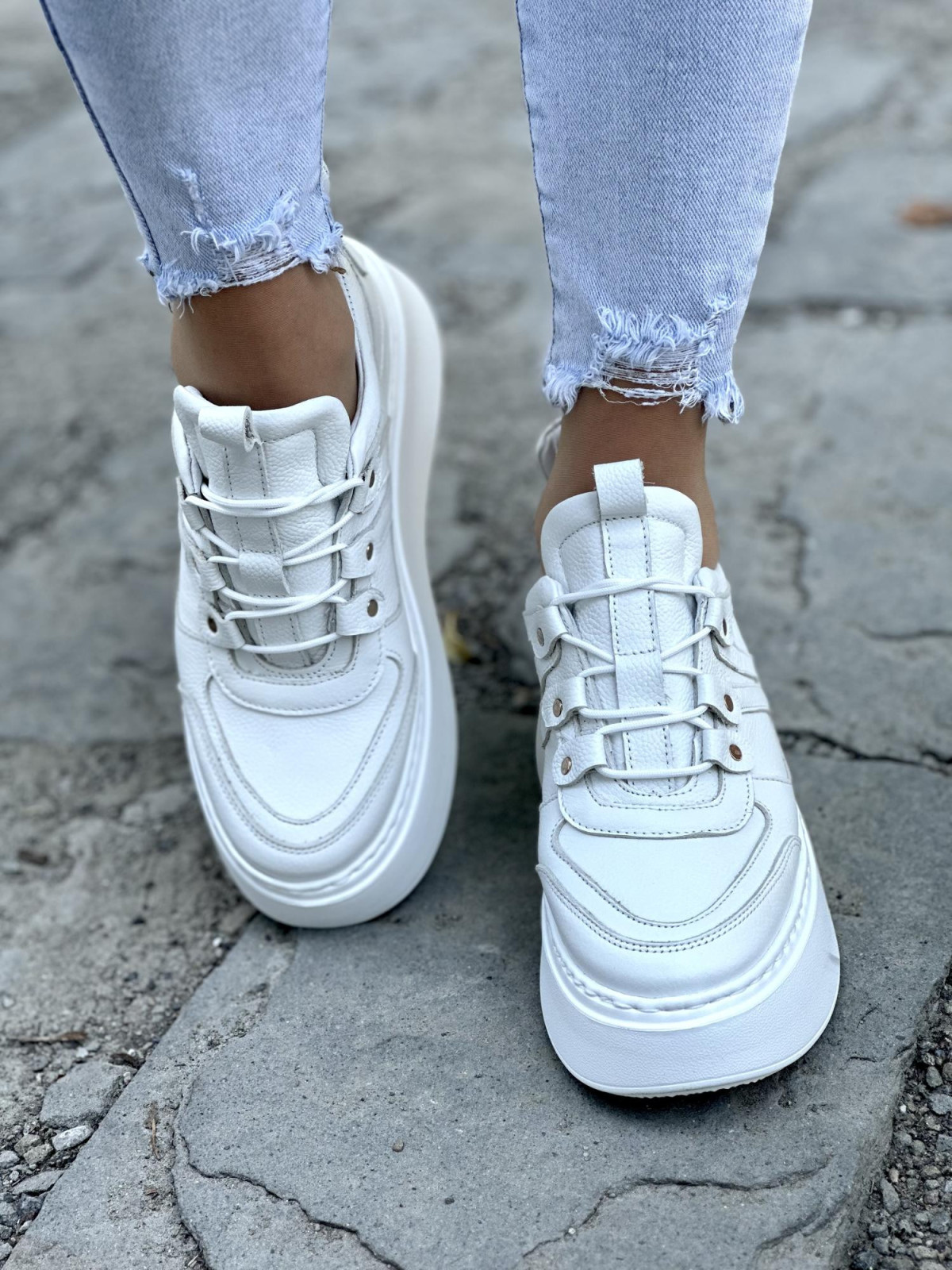 Biale-sneakersy-damskie-OLEKSY-ze-skory-naturalnej-polskiej-produkcji-na-grubej-podeszwie