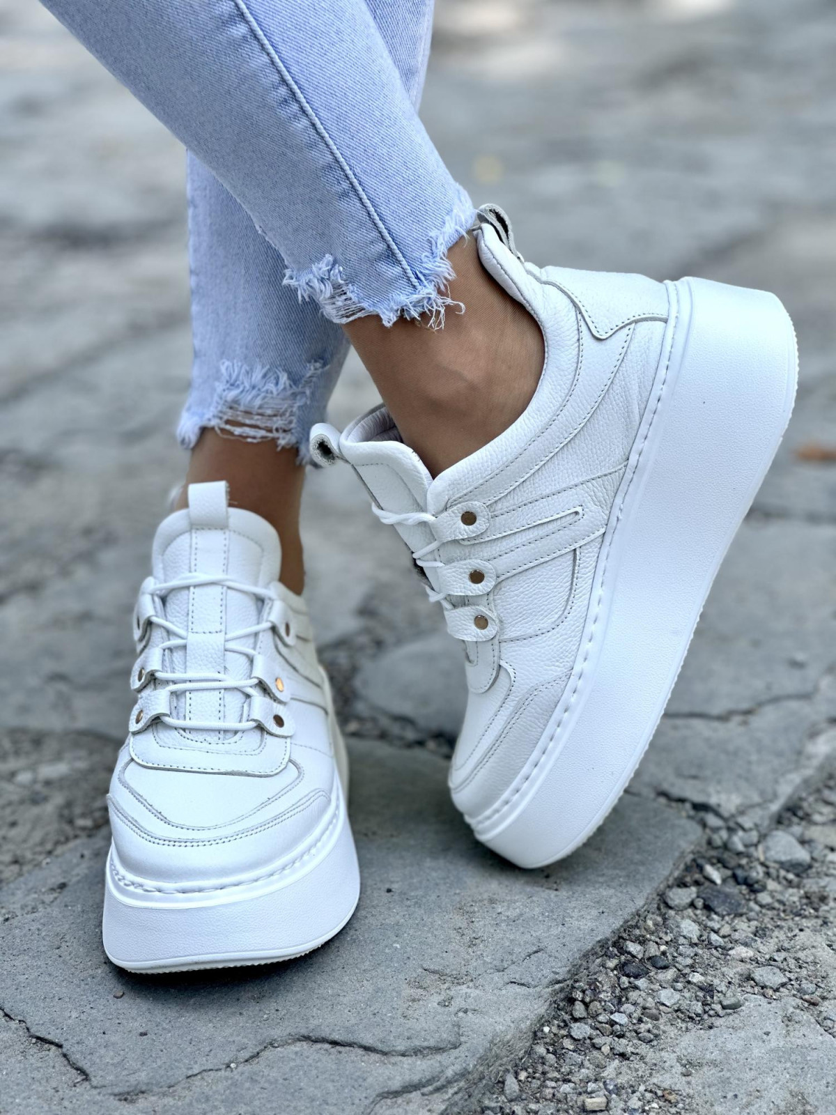 Biale-sneakersy-damskie-OLEKSY-ze-skory-naturalnej-polskiej-produkcji-na-grubej-podeszwie