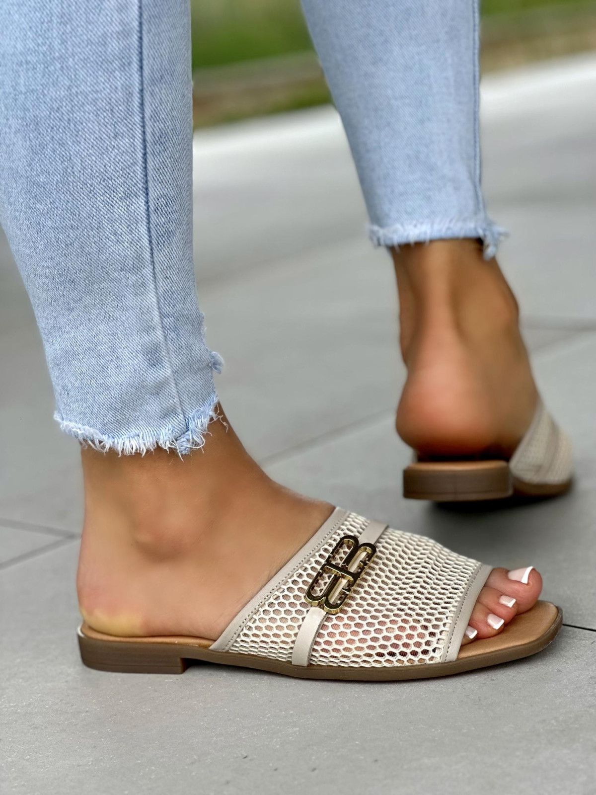 Beżowe klapki damskie ze skóry naturalnej OLEKSY polskiej produkcji