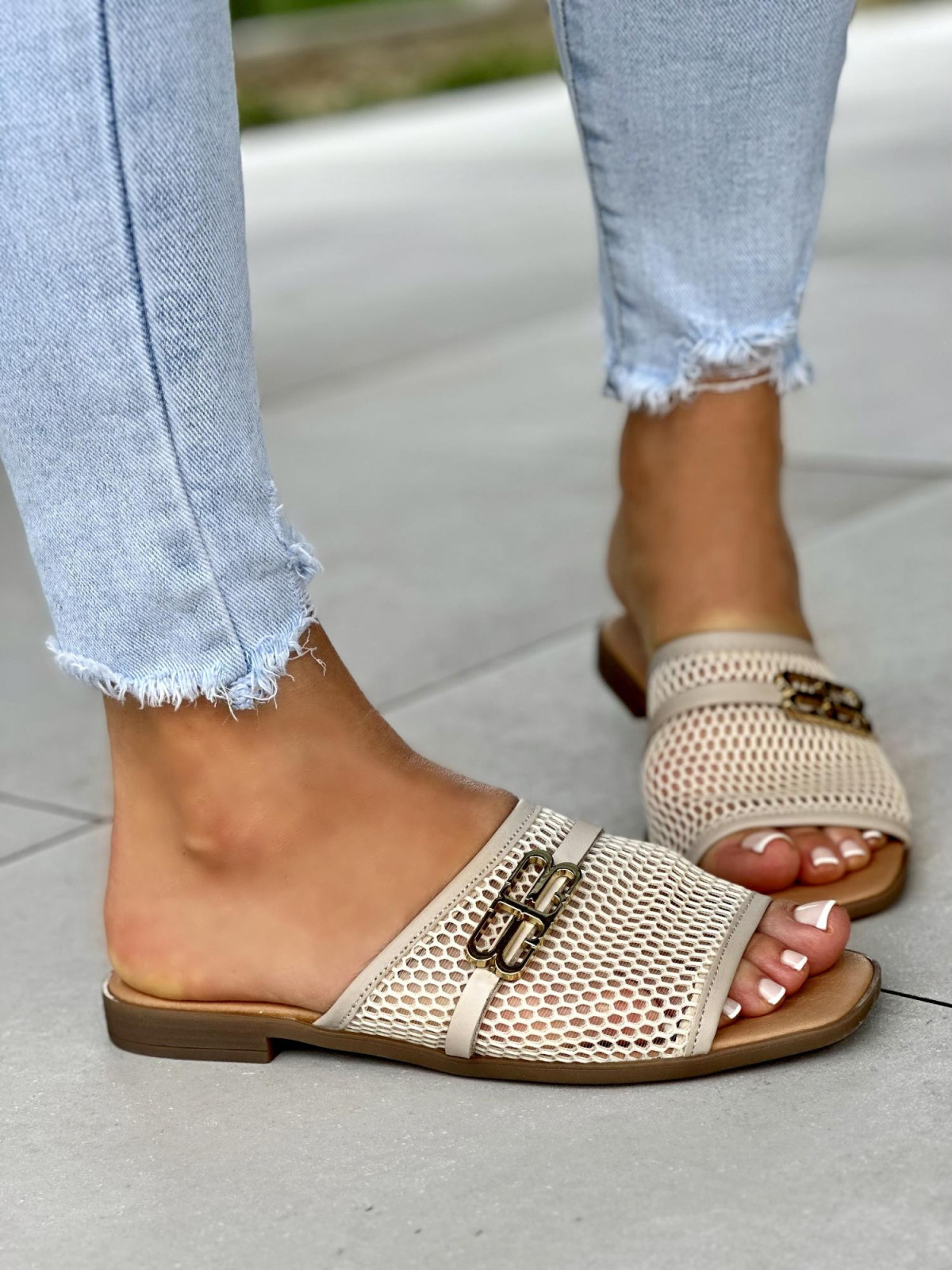 Beżowe klapki damskie ze skóry naturalnej OLEKSY polskiej produkcji