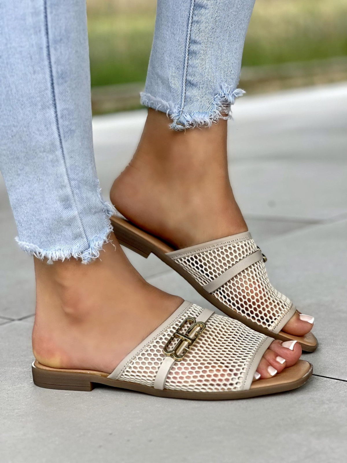 Beżowe klapki damskie ze skóry naturalnej OLEKSY polskiej produkcji