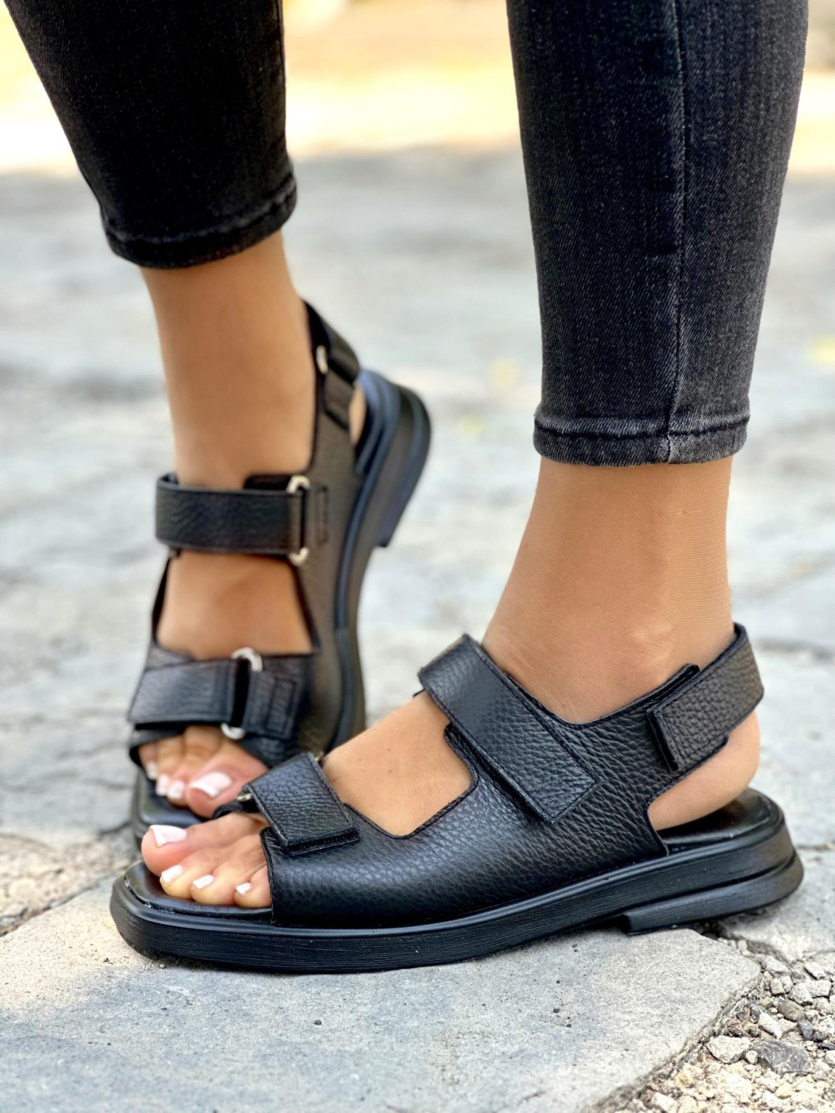 Czarne-sandaly-damskie-skorzane-OLEKSY-polskiej-produkcji-na-wygodnej-plaskiej-podeszwie
