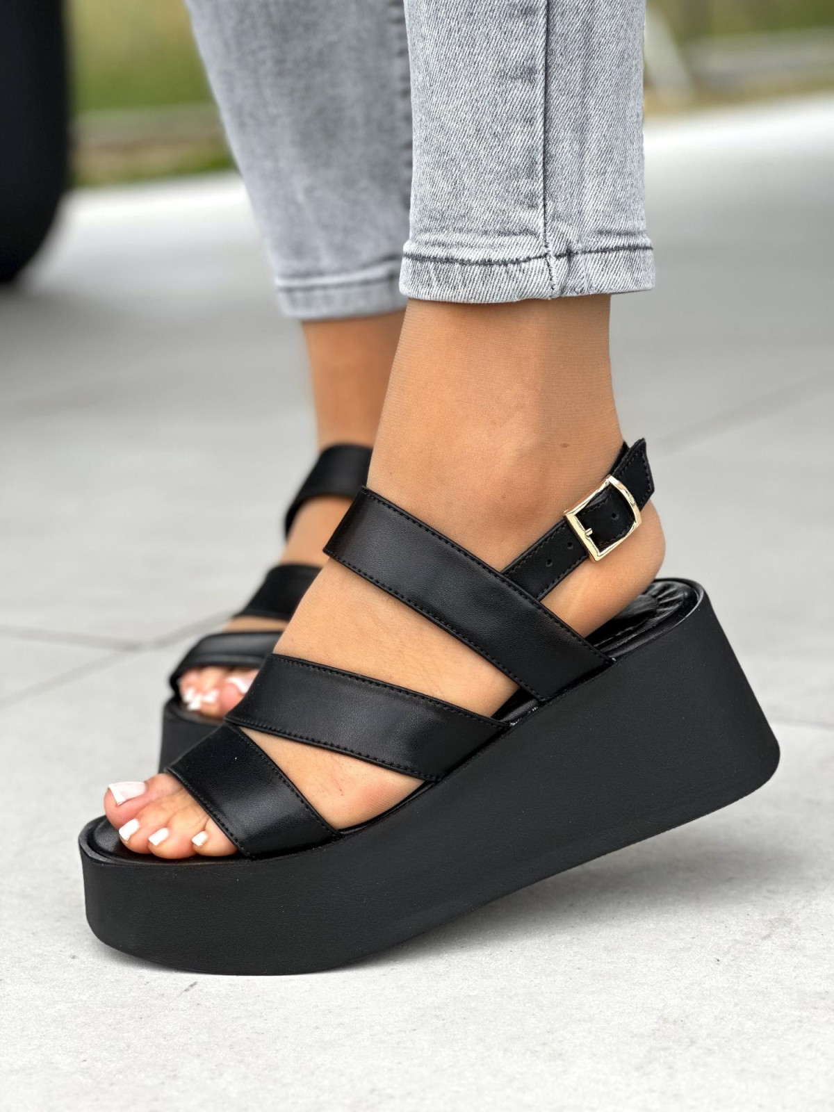 Czarne sandały damskie skórzane OLEKSY polskiej produkcji na wygodnym grubym spodzie