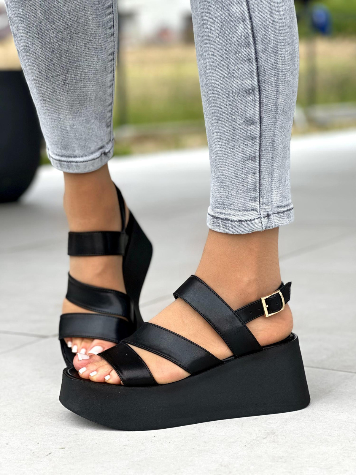 Czarne sandały damskie skórzane OLEKSY polskiej produkcji na wygodnym grubym spodzie