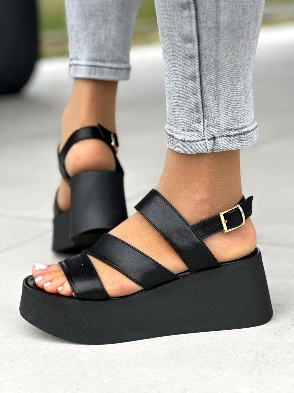 Czarne sandały damskie skórzane OLEKSY polskiej produkcji na wygodnym grubym spodzie