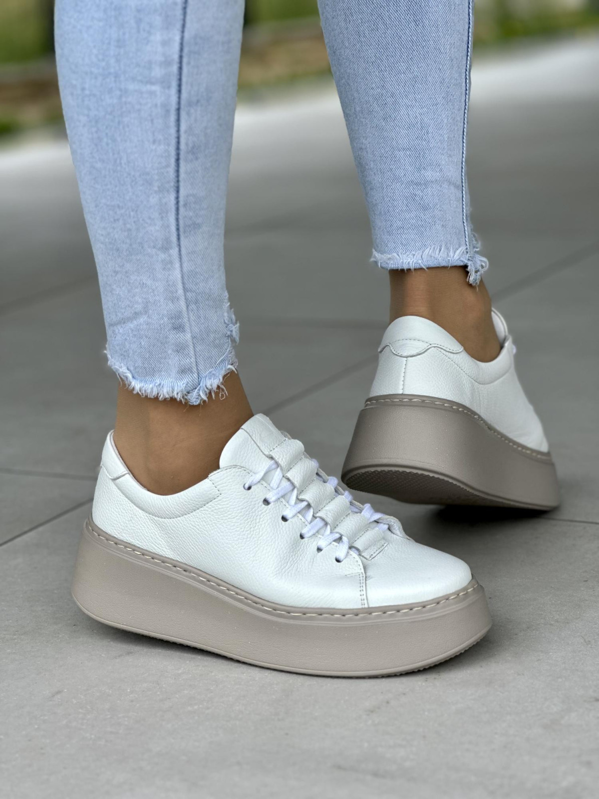 Biale-sneakersy-damskie-OLEKSY-ze-skory-naturalnej-polskiej-produkcji-na-grubej-bezowej-podeszwie