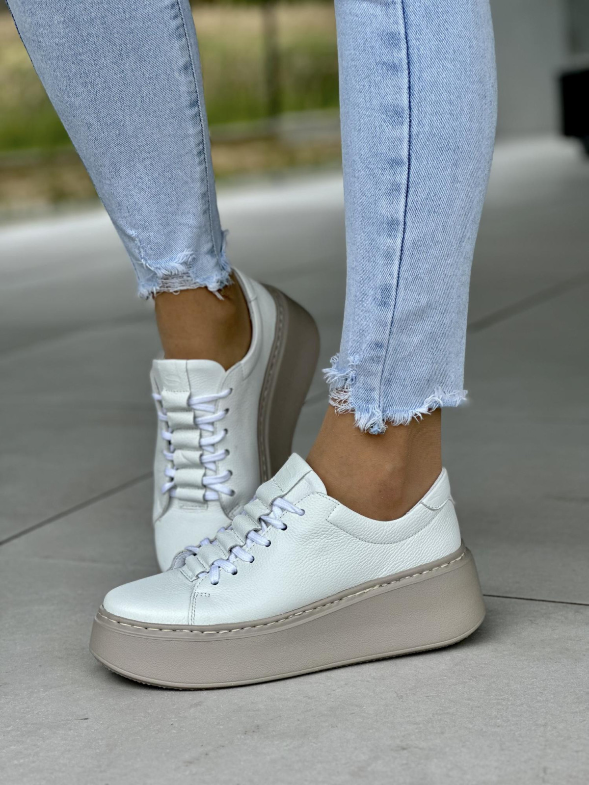 Biale-sneakersy-damskie-OLEKSY-ze-skory-naturalnej-polskiej-produkcji-na-grubej-bezowej-podeszwie