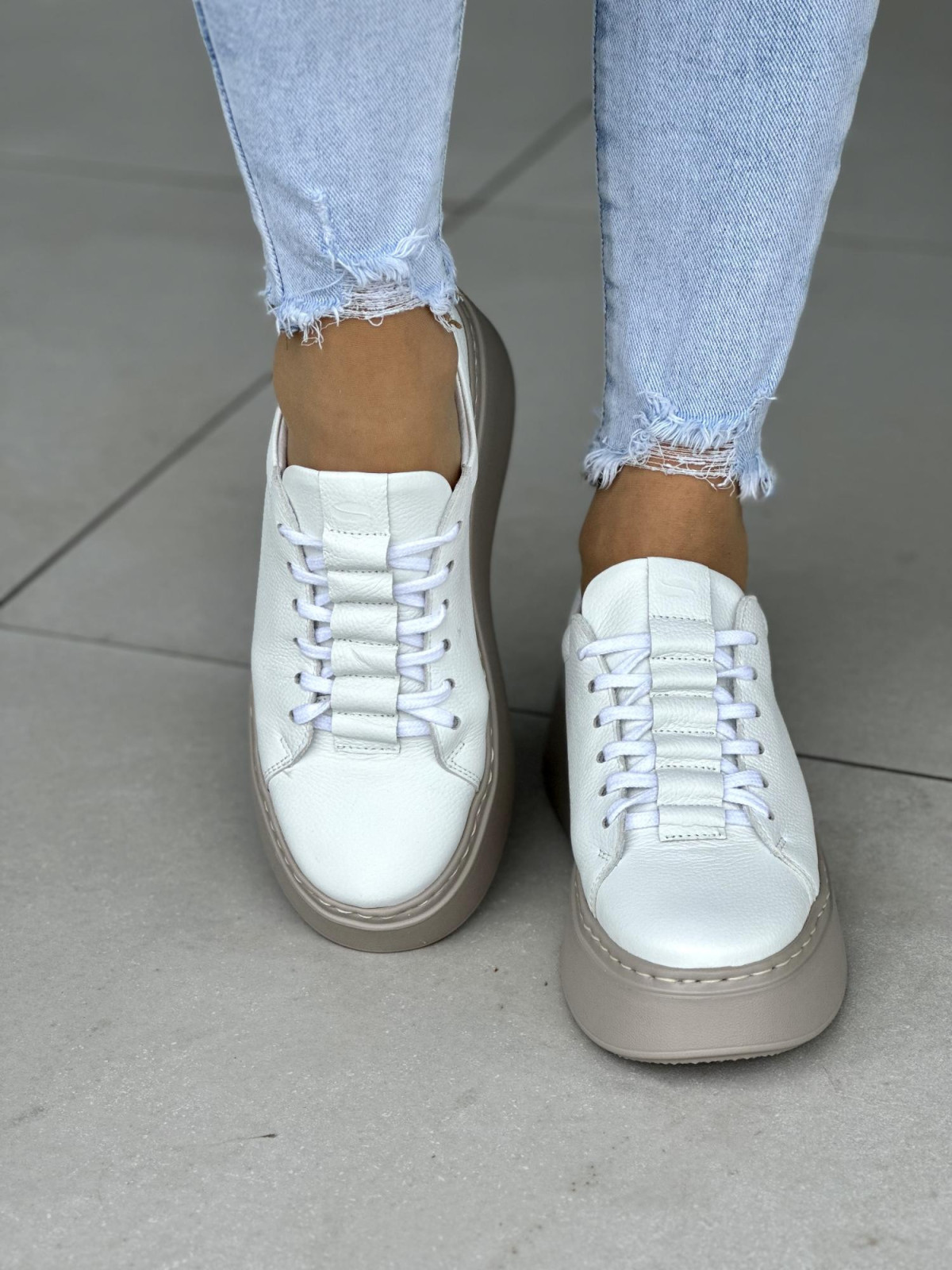 Biale-sneakersy-damskie-OLEKSY-ze-skory-naturalnej-polskiej-produkcji-na-grubej-bezowej-podeszwie