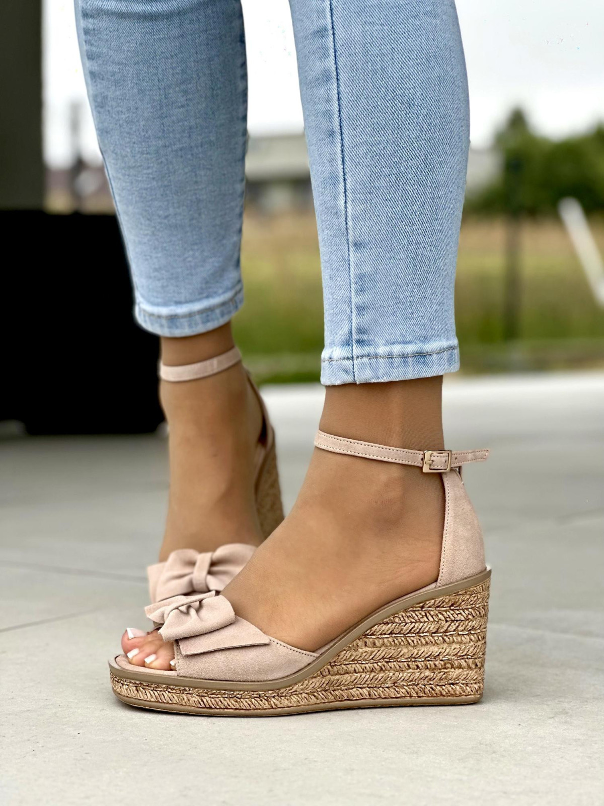 Beżowe sandały damskie OLEKSY skórzane na wygodnej koturnie polskiej produkcji