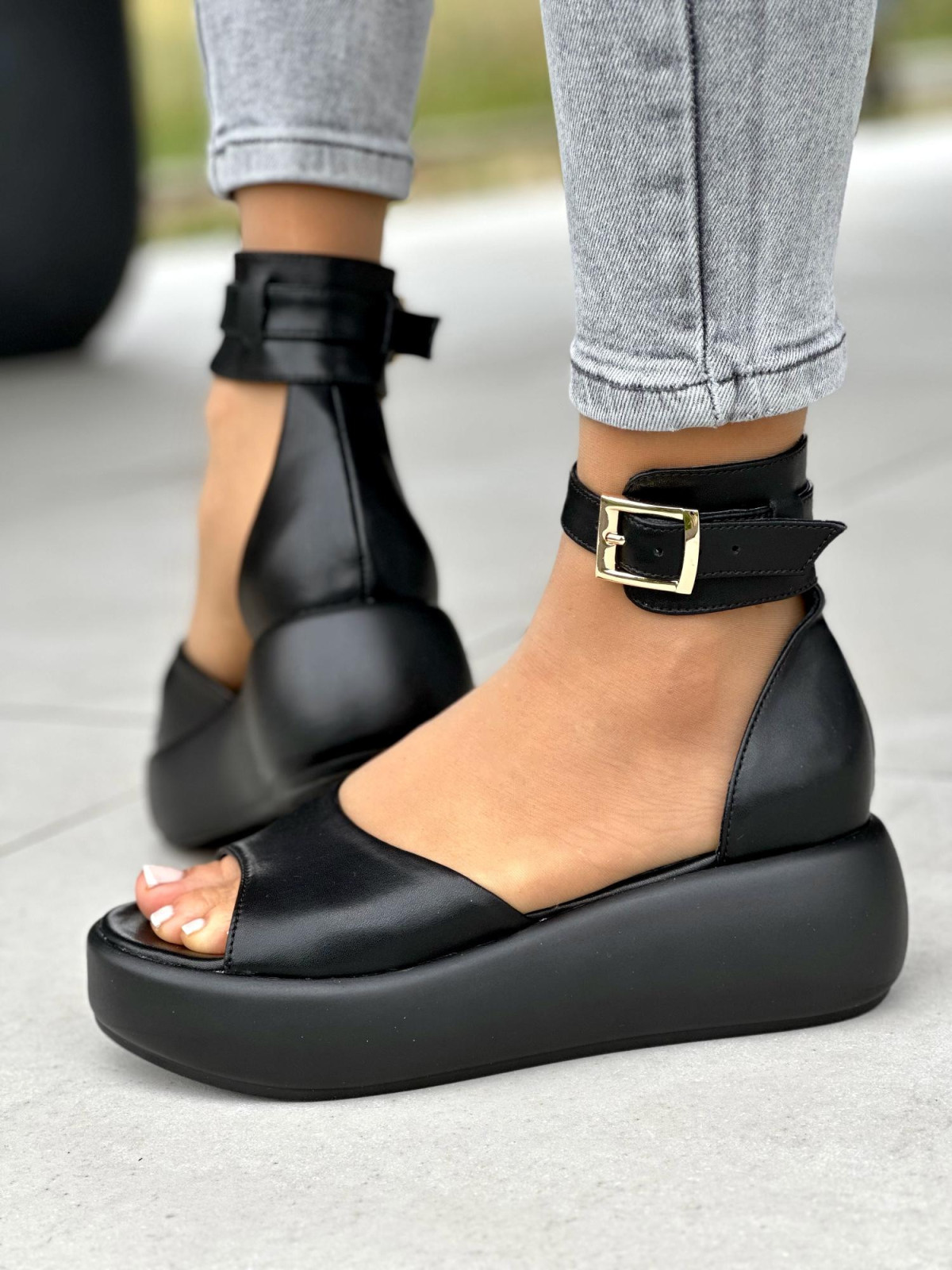 Czarne sandały damskie skórzane OLEKSY polskiej produkcji na modnym grubym spodzie