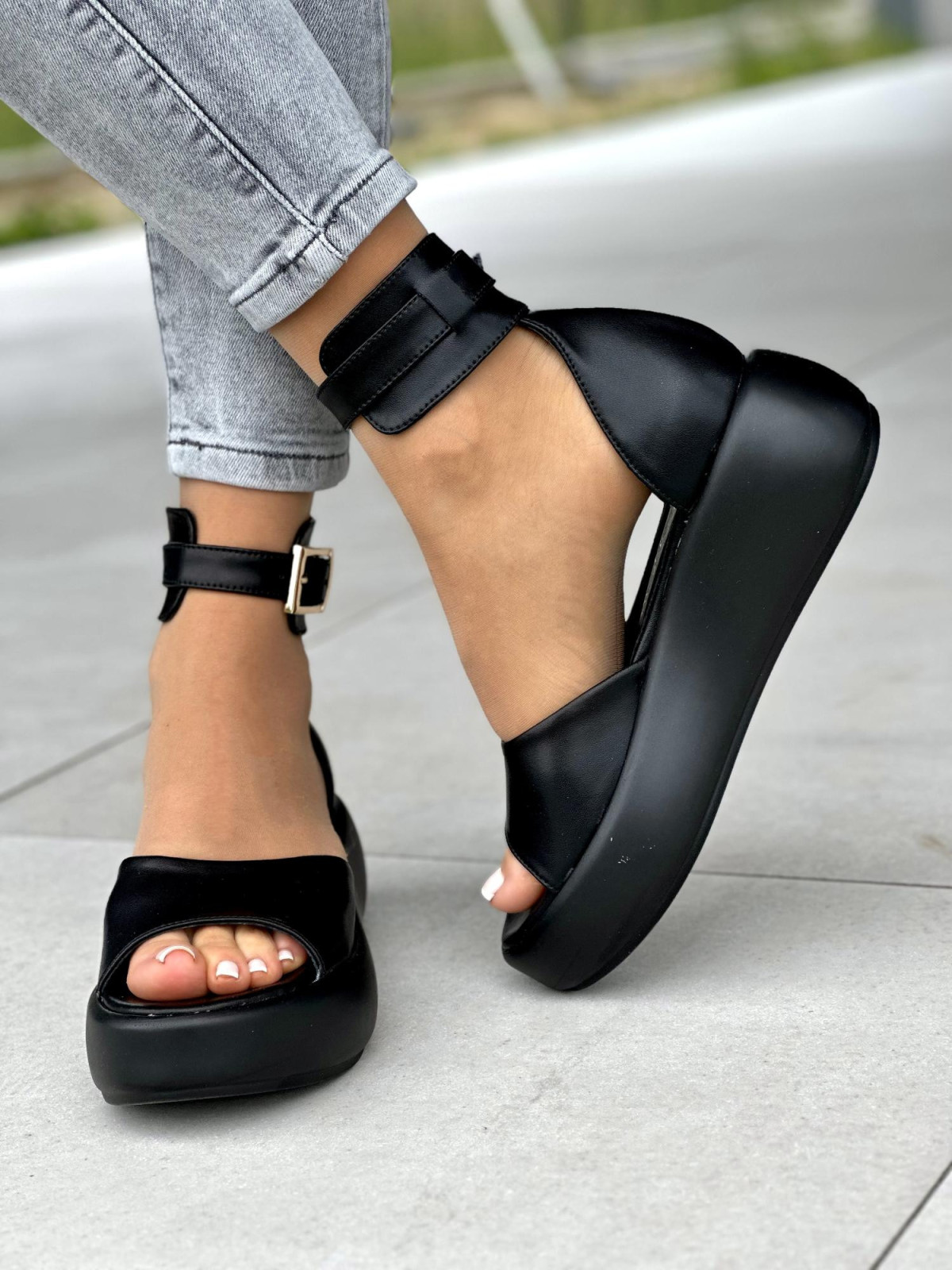 Czarne sandały damskie skórzane OLEKSY polskiej produkcji na modnym grubym spodzie