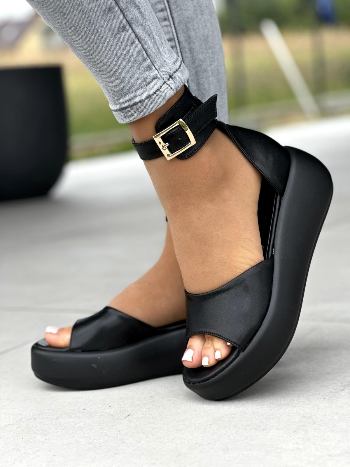 Czarne sandały damskie skórzane OLEKSY polskiej produkcji na modnym grubym spodzie