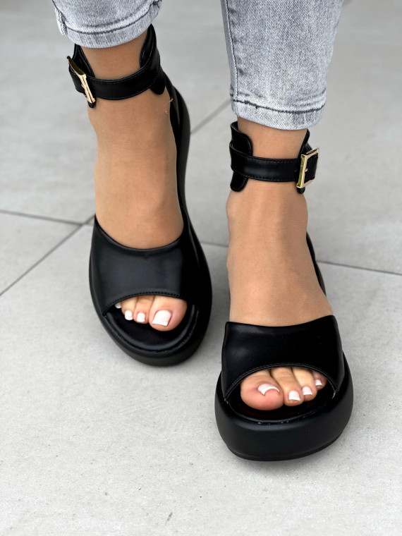 Czarne sandały damskie skórzane OLEKSY polskiej produkcji na modnym grubym spodzie