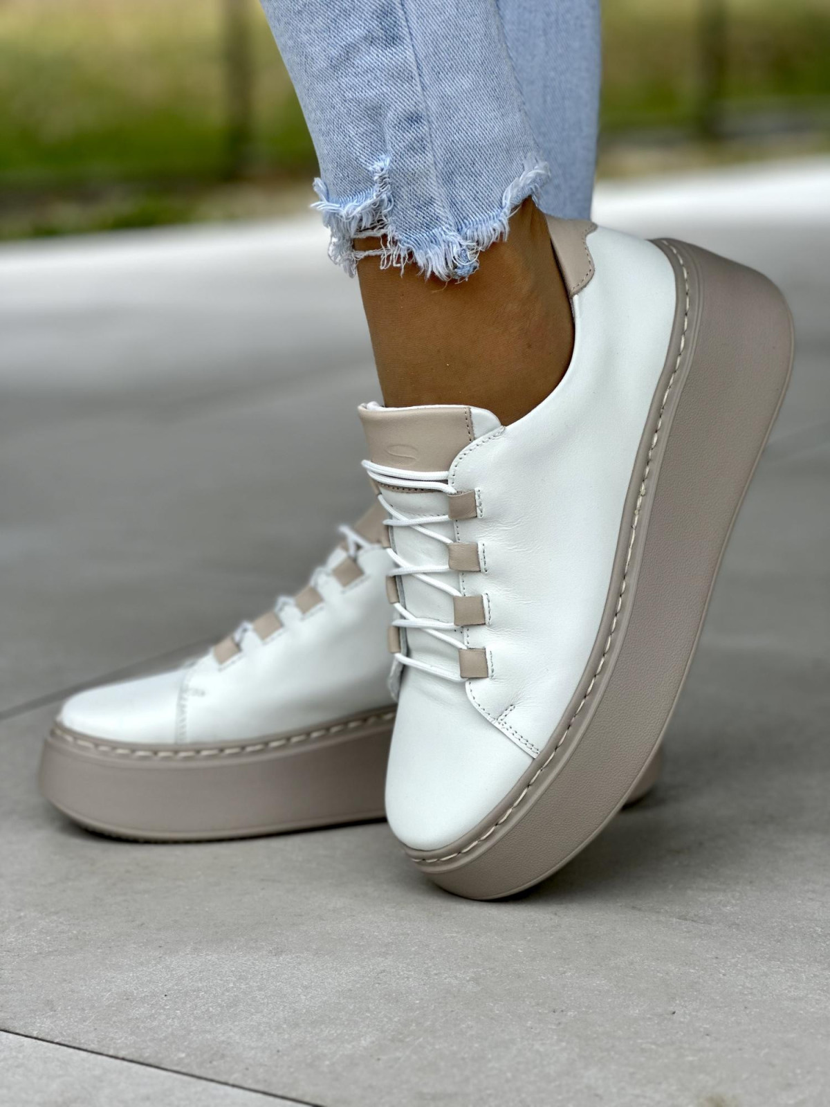 Beżowe sneakersy damskie OLEKSY ze skóry naturalnej polskiej produkcji