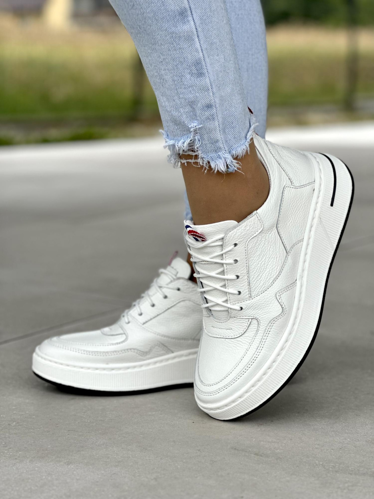 Białe sneakersy damskie OLEKSY ze skóry naturalnej polskiej produkcji