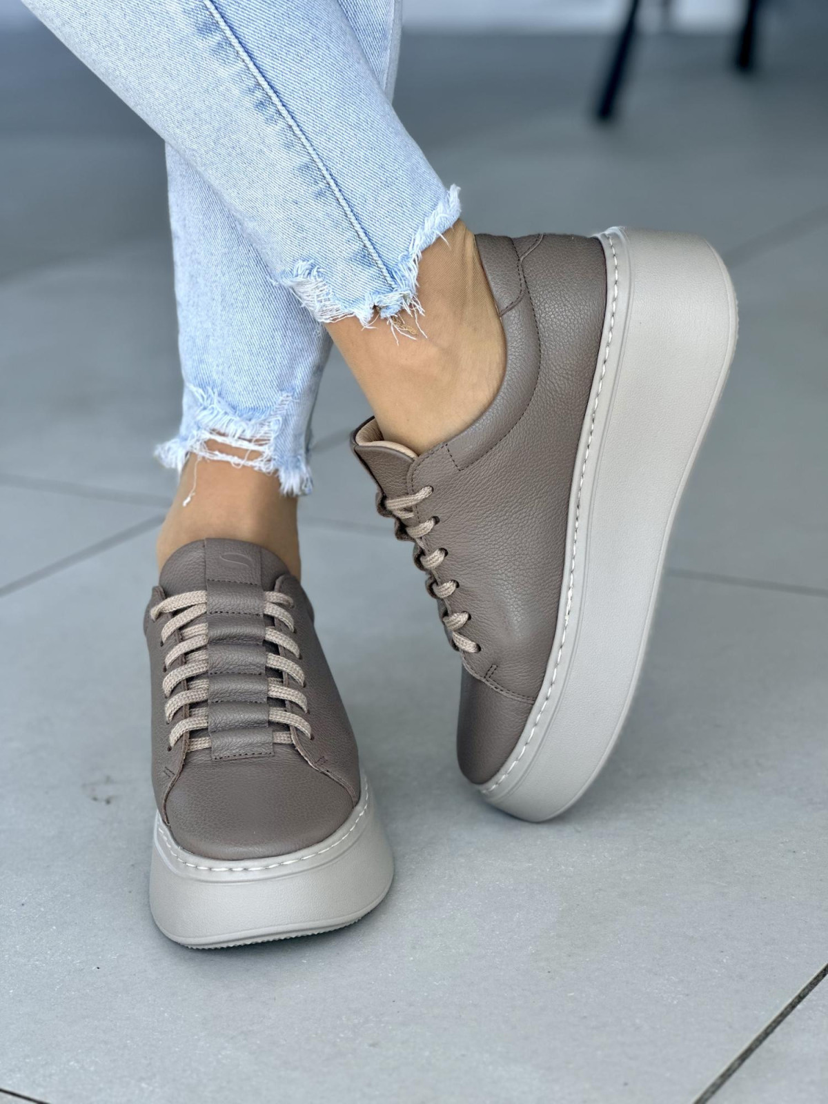 Beżowe trampki damskie skórzane OLEKSY polskiej produkcji na grubej podeszwie