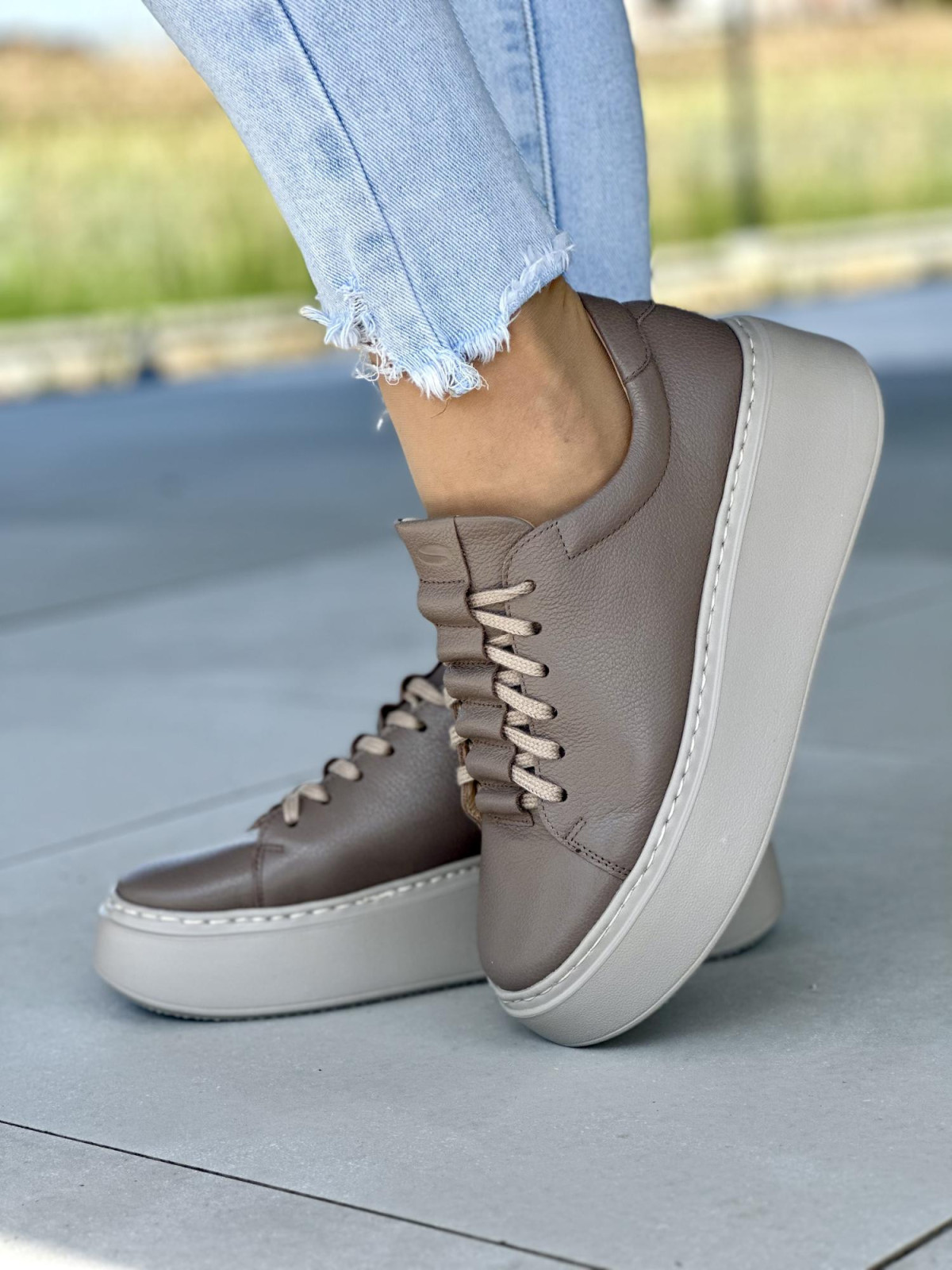 Beżowe trampki damskie skórzane OLEKSY polskiej produkcji na grubej podeszwie