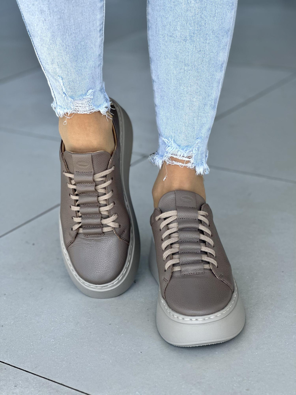 Beżowe trampki damskie skórzane OLEKSY polskiej produkcji na grubej podeszwie