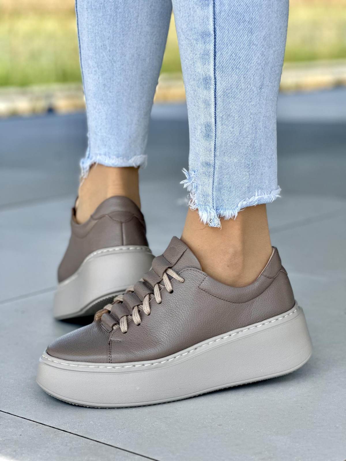 Beżowe trampki damskie skórzane OLEKSY polskiej produkcji na grubej podeszwie