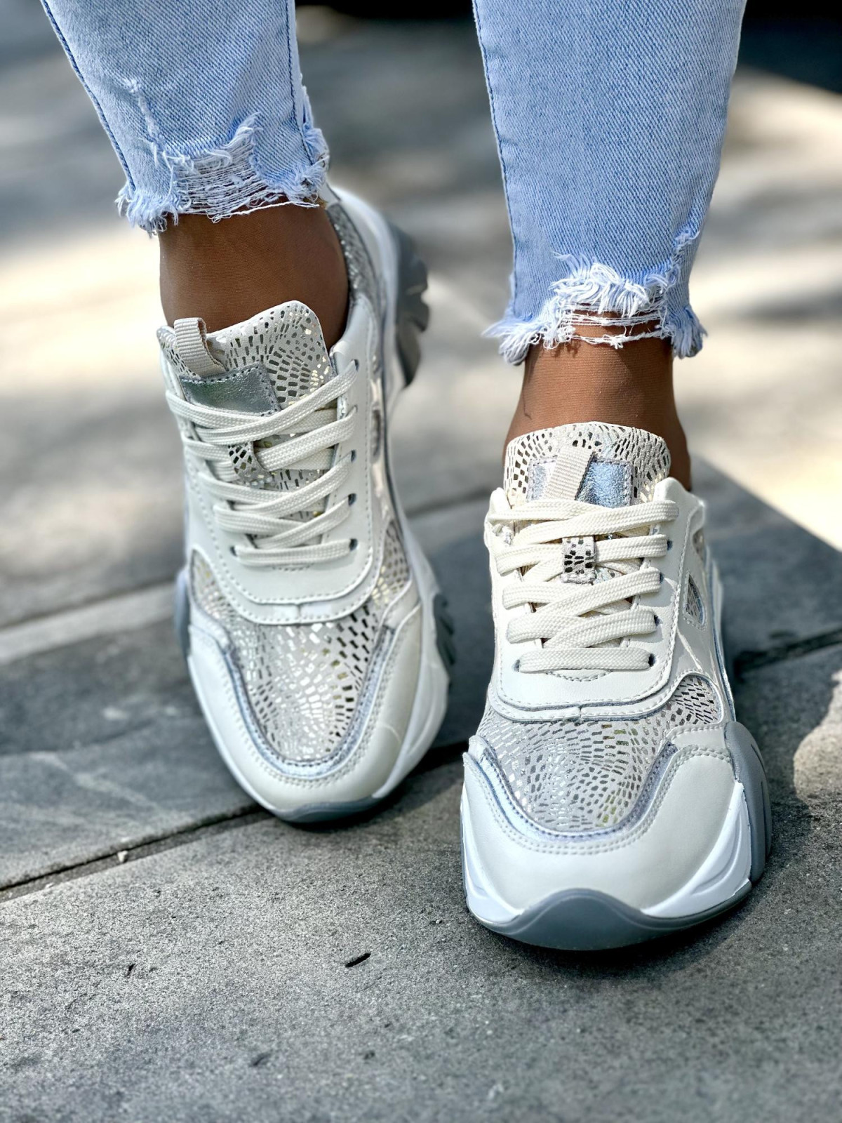 Beżowe sneakersy damskie skórzane